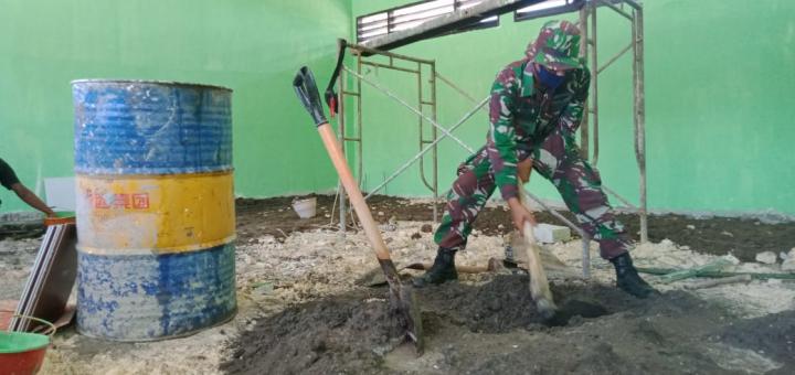 Pasang Keramik Gedung SD, Satgas TMMD Bojonegoro Percepat Adukan Semen
